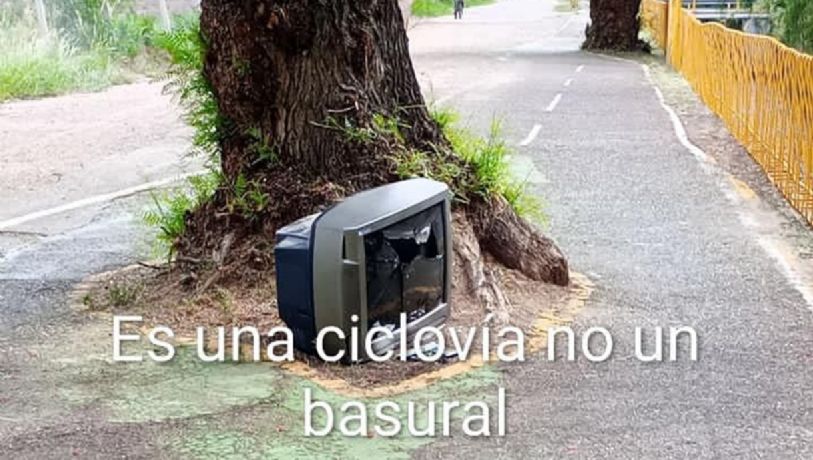 Indignación en Luján de Cuyo: tiran un televisor viejo en plena ciclovía