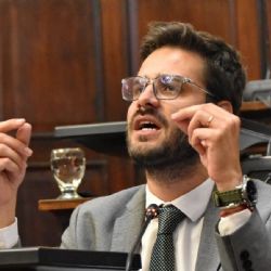 Tras el ausentismo de ayer, un diputado busca prohibir los desdoblamientos