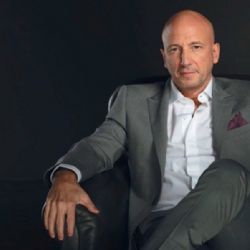 Demandan al hijo de Alfredo Coto por engañar a propietarios del rascacielos Aston Martin