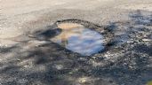 Foto ilustrativa de la nota titulada: Pozos y pérdidas de agua amenazan a conductores en la calle Vieytes