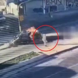 Video: cinco hombres salen corriendo de un auto en llamas tras se aplastados por un colectivo 