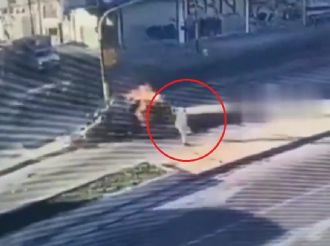Video: cinco hombres salen corriendo de un auto en llamas tras se aplastados por un colectivo 