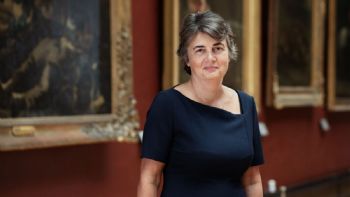 Renunció la directora del Museo del Louvre tras el robo de joyas de la corona
