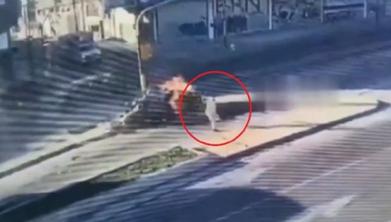 Video: cinco hombres salen corriendo de un auto en llamas tras se aplastados por un colectivo 