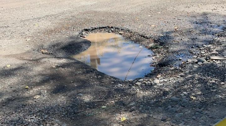 Pozos y pérdidas de agua amenazan a conductores en la calle Vieytes