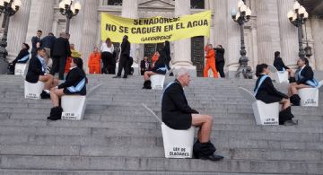 Detienen a activistas que saltaron la reja del Congreso en contra de la reforma de la Ley de Glaciares