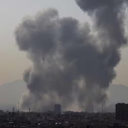 Estados Unidos e Israel lanzaron un ataque contra Irán para "arrasar" con su industria misilística