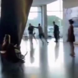 Se encontró con la pareja de ex en un museo de Mar del Plata y se peleó a las piñas 