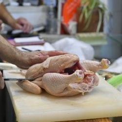 Por el precio de la carne vacuna, en 2025 aumentó el consumo de pollo y cerdo