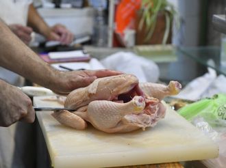 Por el precio de la carne vacuna, en 2025 aumentó el consumo de pollo y cerdo