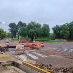 Alerta vial: Importante socavón corta el tránsito en el lateral del Acceso Este