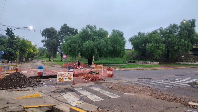 Alerta vial: Importante socavón corta el tránsito en el lateral del Acceso Este