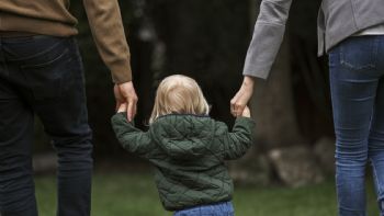 Revocaron la triple filiación de un niño y ratificó el límite de dos vínculos parentales