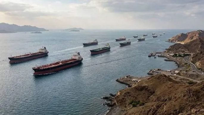 El máximo líder de Irán afirmó que seguirá cerrado el Estrecho de Ormuz