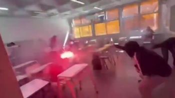Hicieron una "guerra de bengalas" en el aula y en las redes los compararon con Hogwarts 