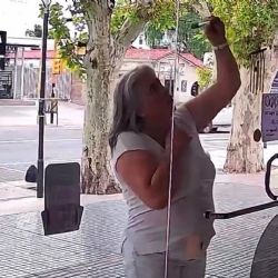 Video: una mujer se enojó porque un negocio estaba cerrado y rayó la vidriera