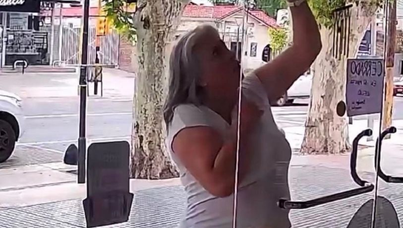 Video: una mujer se enojó porque un negocio estaba cerrado y rayó la vidriera