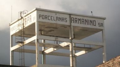 Foto iliustrativa de  Suspenden aranceles de aisladores eléctricos tras el cierre del único fabricante argentino 