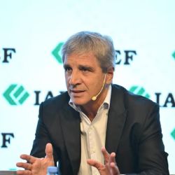 Caputo apuesta a las privatizaciones para afrontar los pagos de la deuda