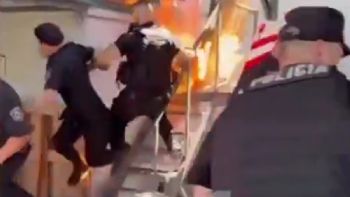 Se prendió fuego frente a la empresa porque no le pagaban el salario 