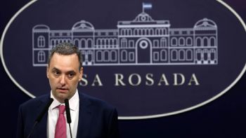 Denuncian a Adorni por presuntas irregularidades en contrataciones públicas 