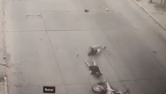 Un motociclista murió degollado tras chocar con una soga que estaba atravesada en la calle