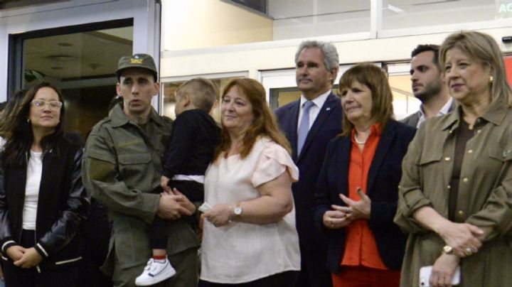 Emotivo reencuentro de Nahuel Gallo con su esposa y su hijo en Argentina