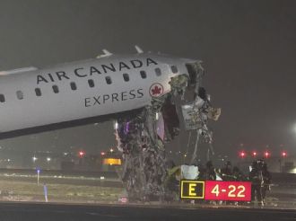 Un avión chocó con un camión en el aeropuerto de Nueva York 