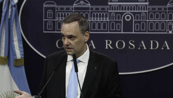 Envalentonado tras la rendición en el Congreso, Adorni reabre la sala de periodistas