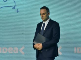 Allanaron el edificio de la TV Pública por el viaje de Manuel Adorni