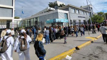 Indignación por la fila interminable para sacar turno en el Hospital Lagomaggiore