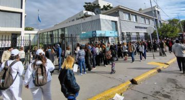 Indignación por la fila interminable para sacar turno en el Hospital Lagomaggiore