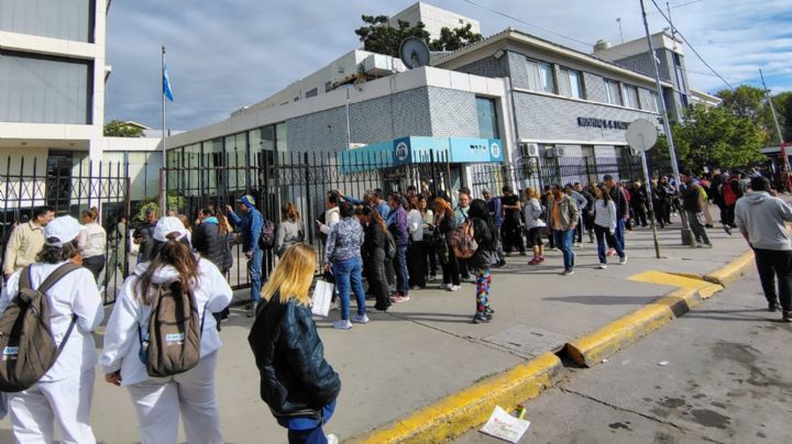 Indignación por la fila interminable para sacar turno en el Hospital Lagomaggiore