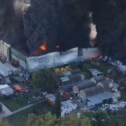 Pánico en Francisco Álvarez por el incendio de un depósito de pintura