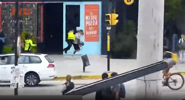El tacle de un preventor para detener a un carterista en Ciudad