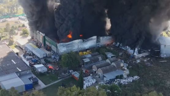 Pánico en Francisco Álvarez por el incendio de un depósito de pintura