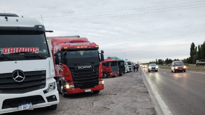 Camioneros autoconvocados cortaron la ruta 7 y 40 por el aumento en los combustibles 
