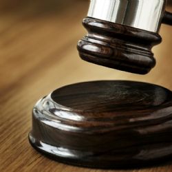 Un abuelo deberá pagarle la cuota alimentaria a sus nietos con su jubilación