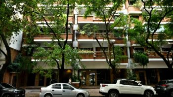 Citaron a declarar a la escribana que certificó la compra del departamento de Adorni 