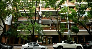 Citaron a declarar a la escribana que certificó la compra del departamento de Adorni 