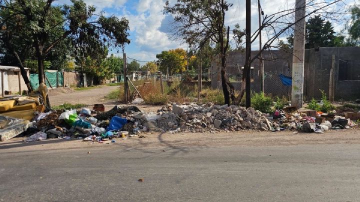 Vecinos denuncian focos de escombros y basura en barrios de Perdriel
