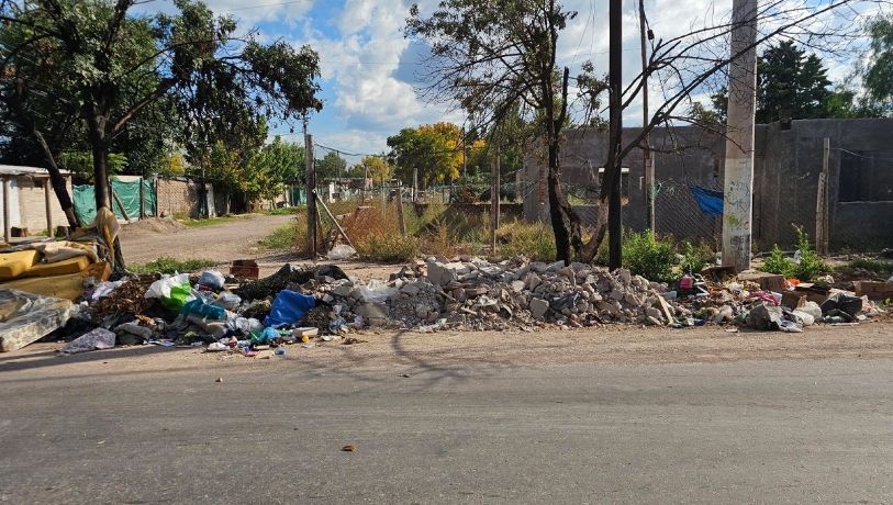Vecinos denuncian focos de escombros y basura en barrios de Perdriel