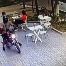 Alerta motochorros: simuló ser delivery de Pedidos Ya para robar en un café en Godoy Cruz