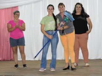 Misiones: entregaron escobas, baldes y escurridores por el Día de la Mujer