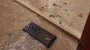 Video: la tormenta “borró” las calles y las veredas en el carril Urquiza