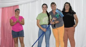 Misiones: entregaron escobas, baldes y escurridores por el Día de la Mujer