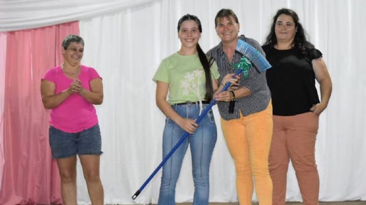 Misiones: entregaron escobas, baldes y escurridores por el Día de la Mujer