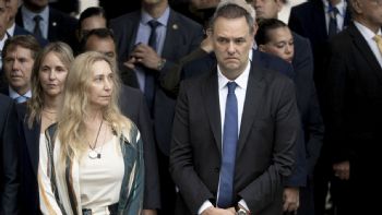 Cayó fuerte la imagen de Adorni y quedó por debajo de Cristina Kirchner 