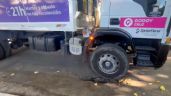 Foto ilustrativa de la nota titulada: Godoy Cruz: se hundió el asfalto y un camión recolector quedó atrapado