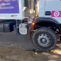 Godoy Cruz: se hundió el asfalto y un camión recolector quedó atrapado